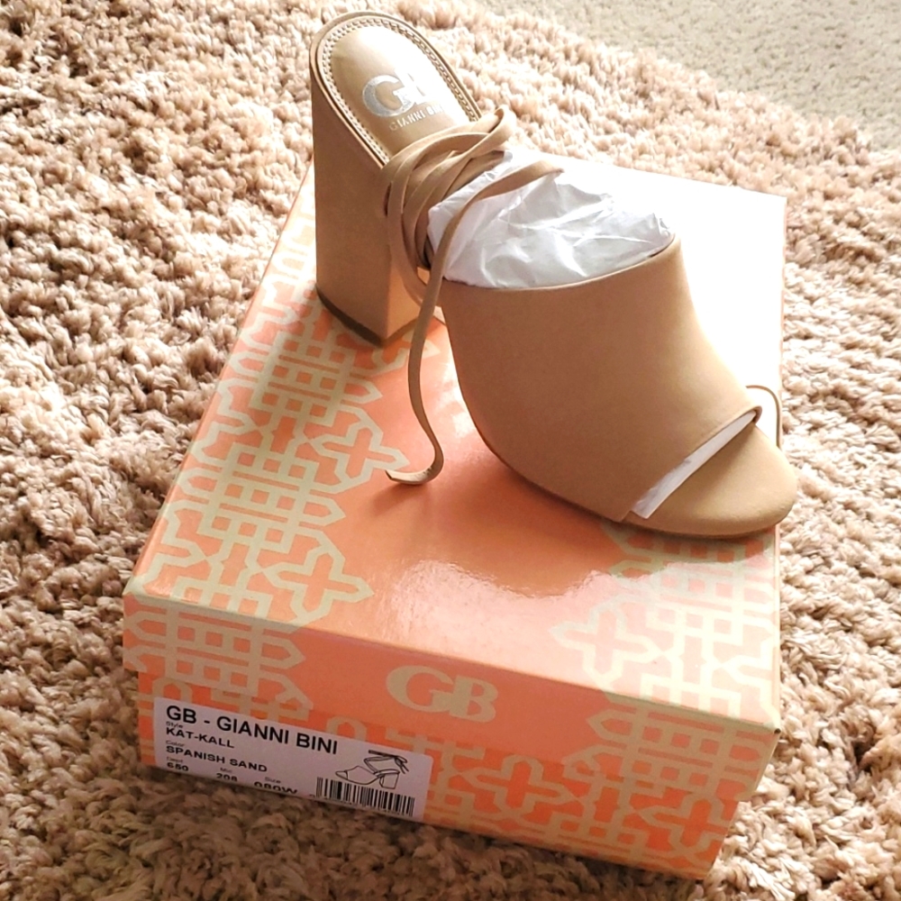 High heel, lace up the leg sandal